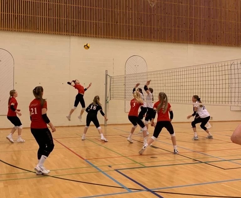 Ravilinnassa tarjoiltiin urheilun iloa lentopallon ystäville aamusta iltaan