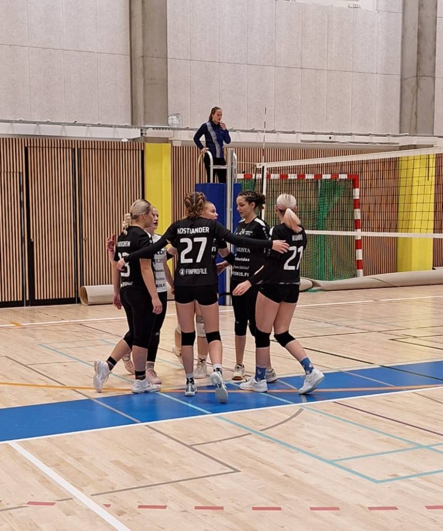 U17-tytöt iltaturnauksessa Espoossa