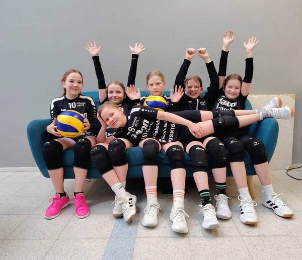U11-tytöt kotihallissa ja Helsingissä