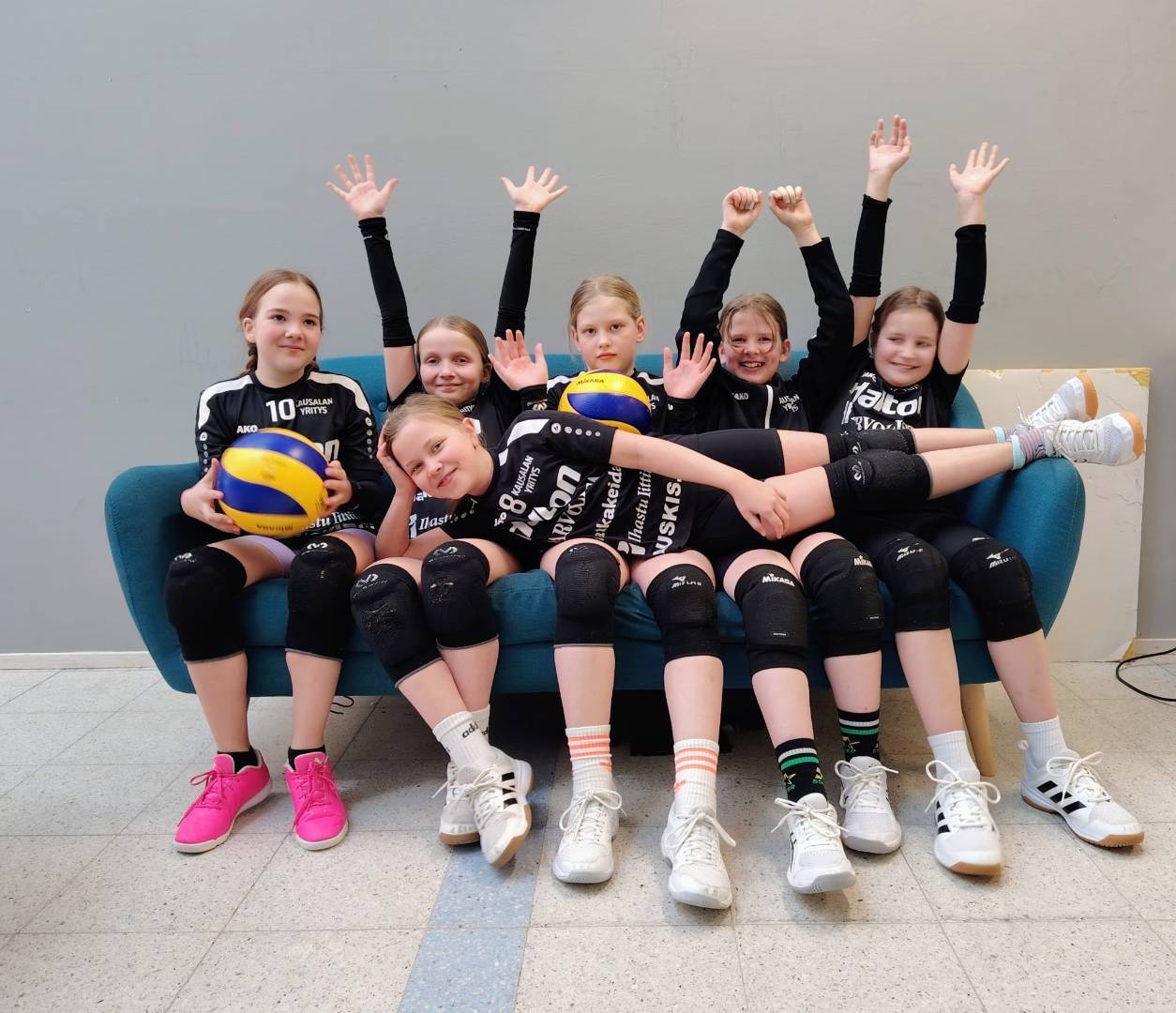 U11-tytöt kotihallissa ja Helsingissä