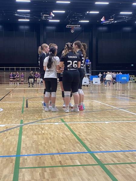 U17-tytöt AM-turnauksessa Rajamäellä