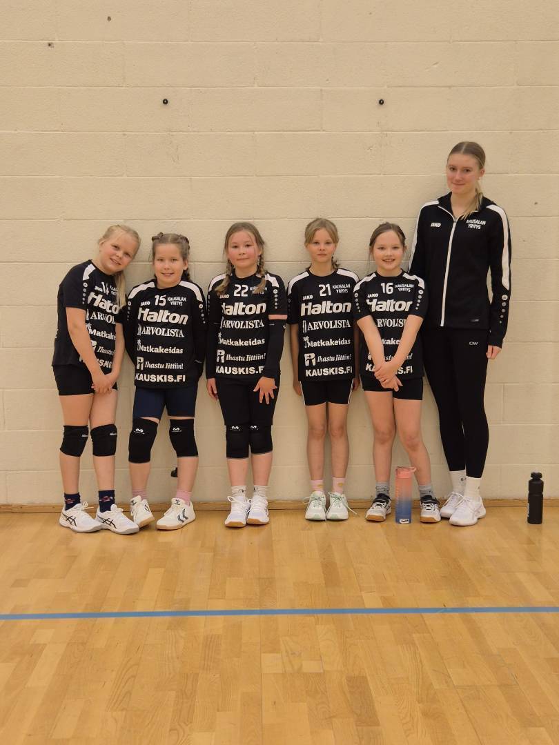 U11-tyttöjen kauden avaus kotihallissa