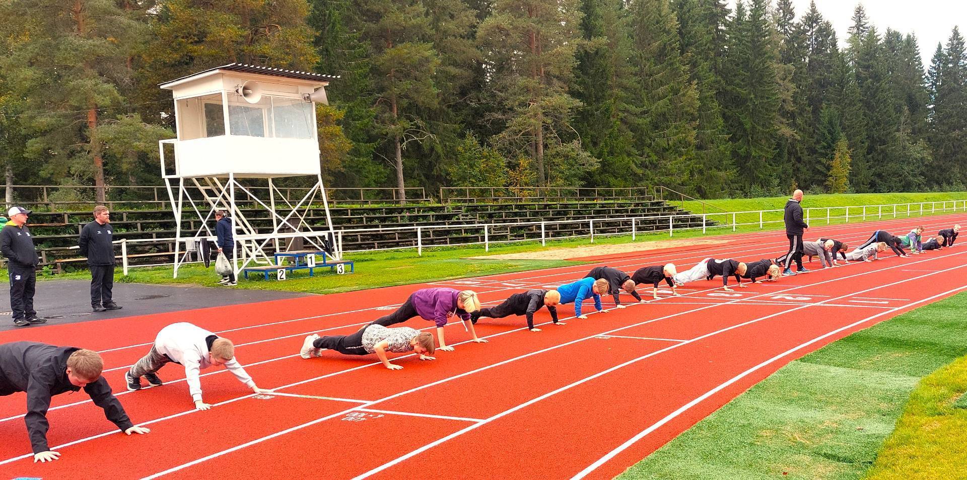 U12 -joukkue fysiikka treeneissä