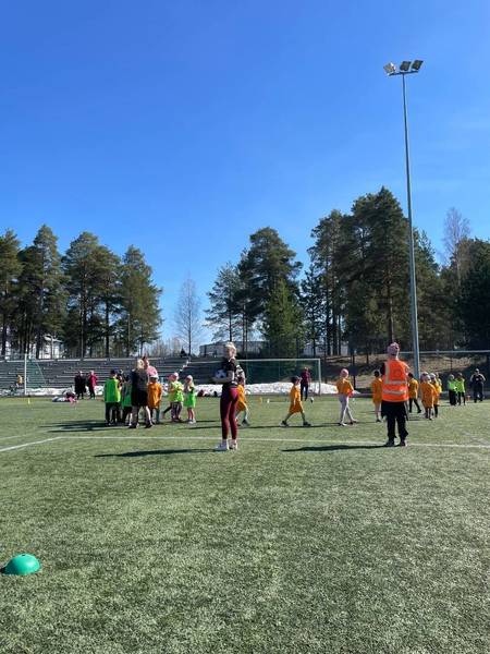 EskariCup liikutti lapsia aurinkoisella Kankaalla - Klubin pelaajat tuomaroivat pelejä