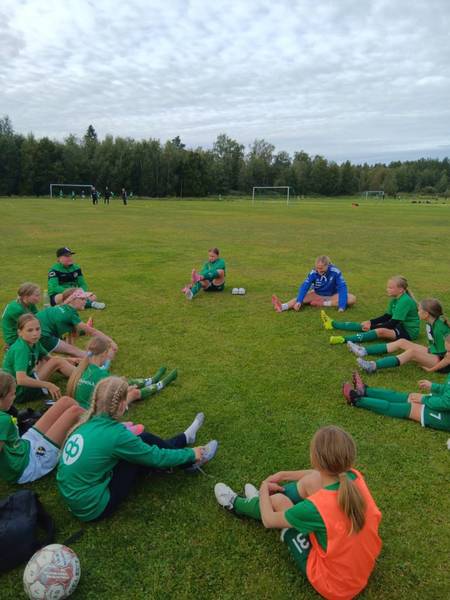 Frida Lindholm vieraili kasvattiseurassaan ja innosti nuoria pelaajia
