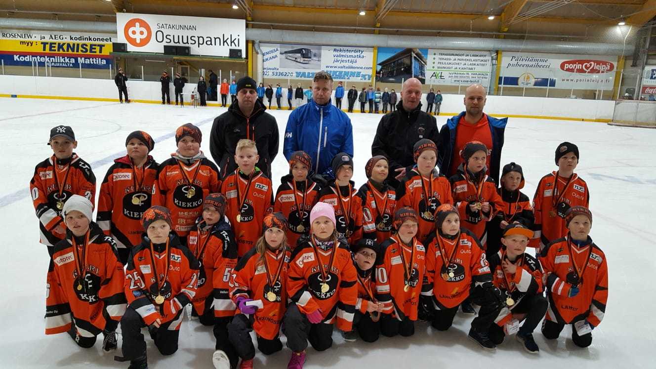 Kuparikiekon palkintojen jaon joukkuekuva