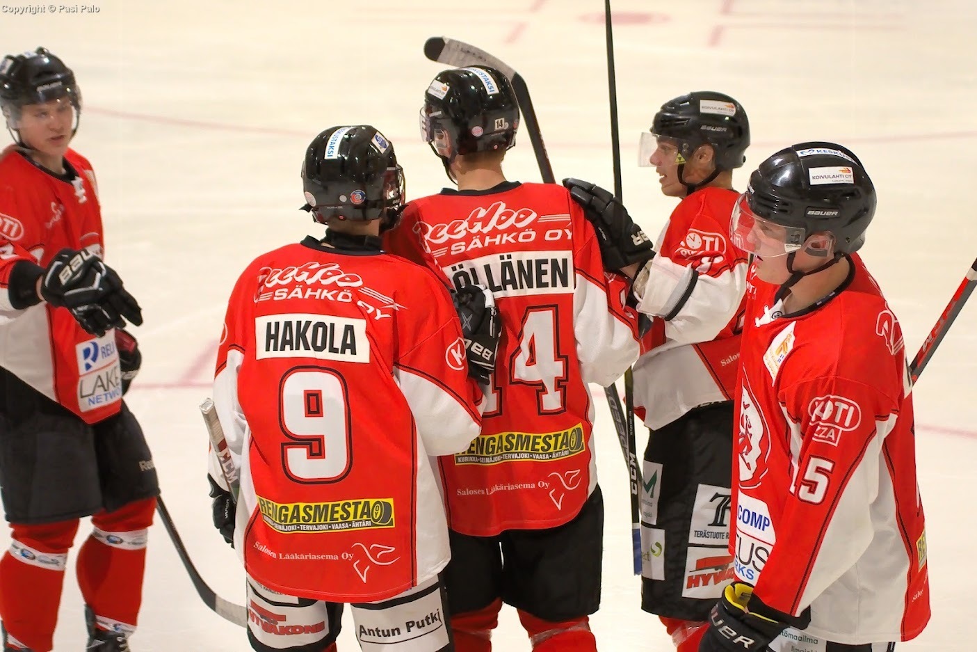 Kahlos jatkaa Ryhdin puolustuksessa ja Antti Pöllänen vahvistaa hyökkäystä.