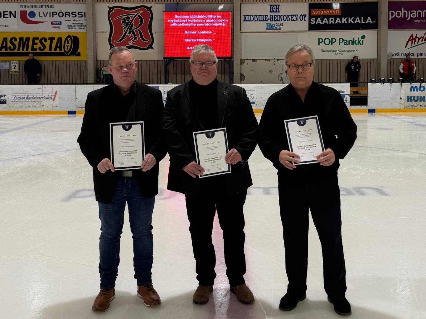 ​Ryhtiläisille Jääkiekkoliiton kultaisia ansiomerkkejä