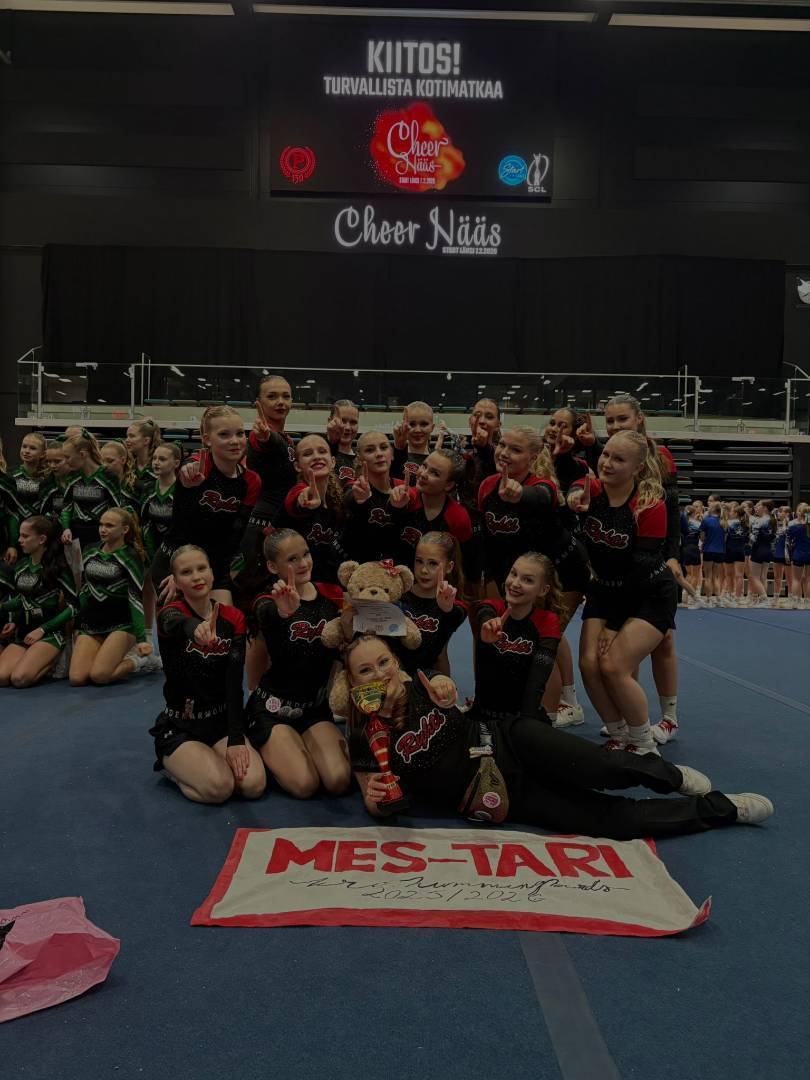 Cheerleadingin avauskilpailuista menestystä Ryhtiin!