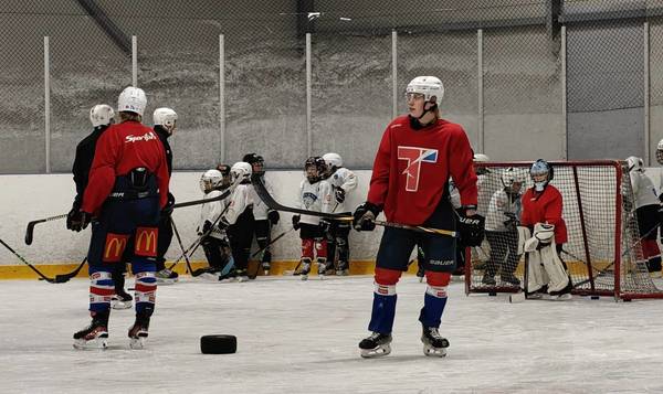 Titaanit sekä joulupukki vierailivat Leijonakiekkokoulun ja Leijonapentujen harjoituksissa!