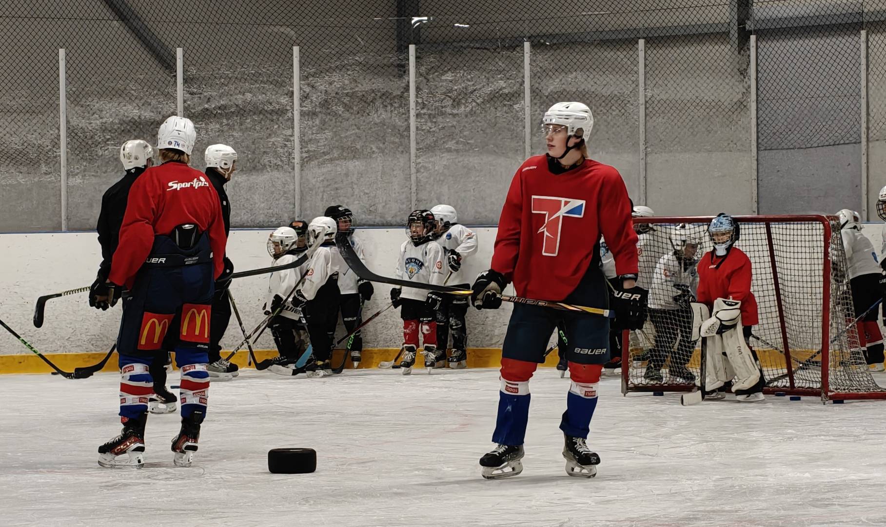 Titaanit sekä joulupukki vierailivat Leijonakiekkokoulun ja Leijonapentujen harjoituksissa!