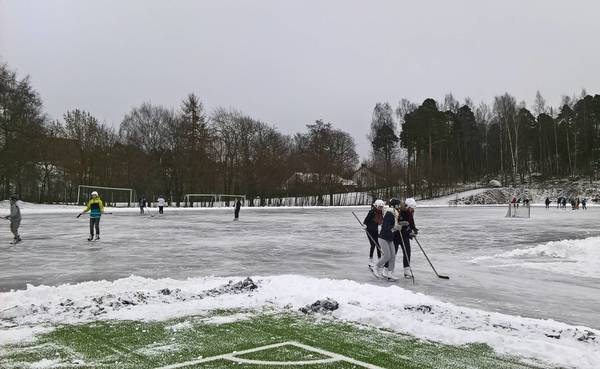 Koko perheen luistelutapahtuma Karhulan keskuskentällä 11.1.2026!
