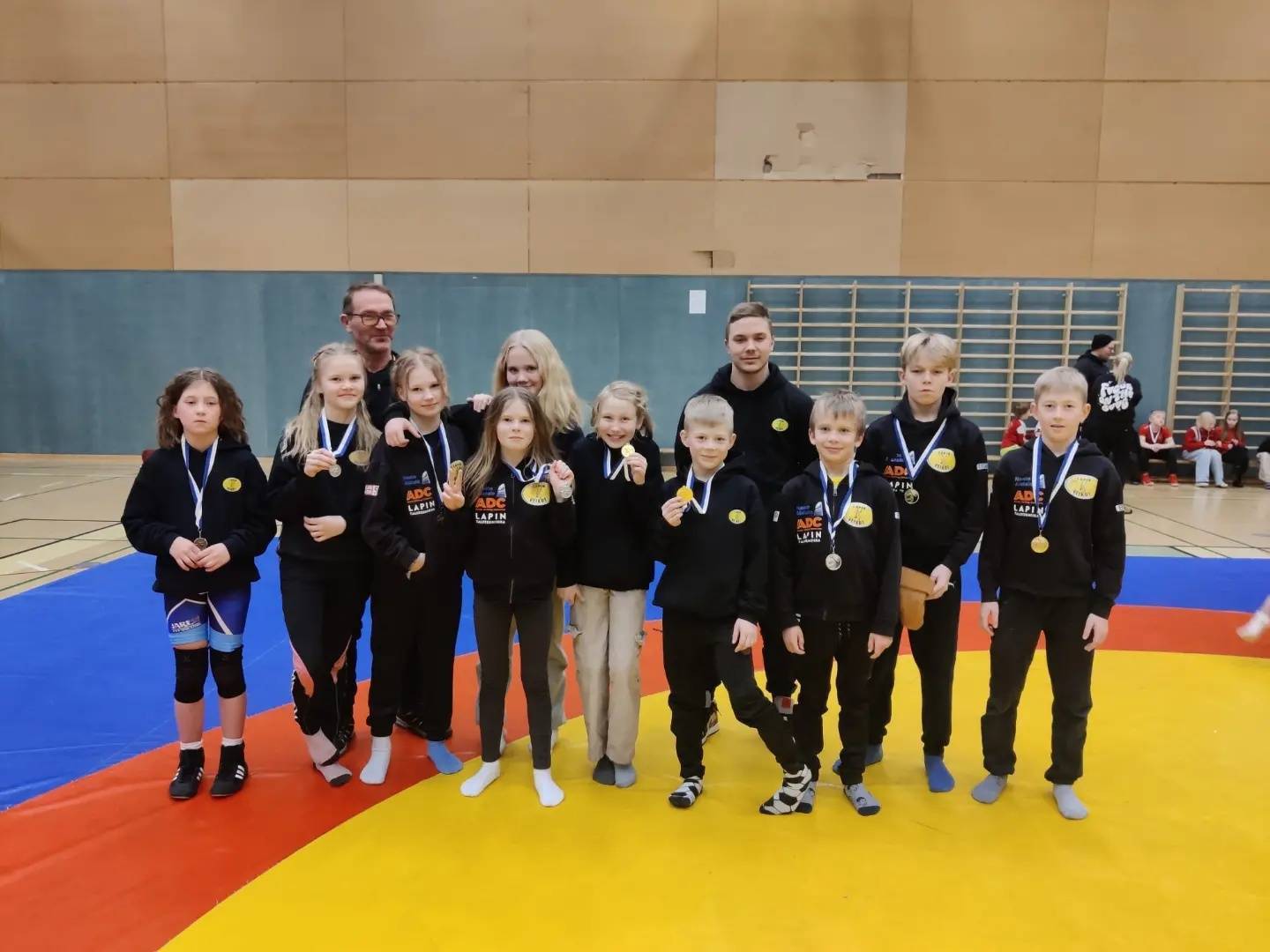 Lapin Veikkojen painijoille roppakaupalla mitaleita Joulumaapaineista!