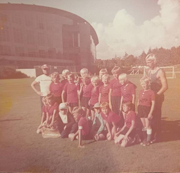 LauTP:n E-pojat ja Jussi Partanen Helsingissä Töölön pallokentällä 1970-luvun alussa