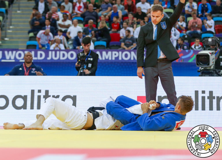 LeKin Veli-Matti Karinkanta tuomaroimassa judon MM-kisoissa