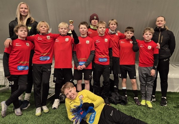 ​P13 joukkue loistovireessä – Kilpasarjan pronssia ja maalikarkelot haltuun!