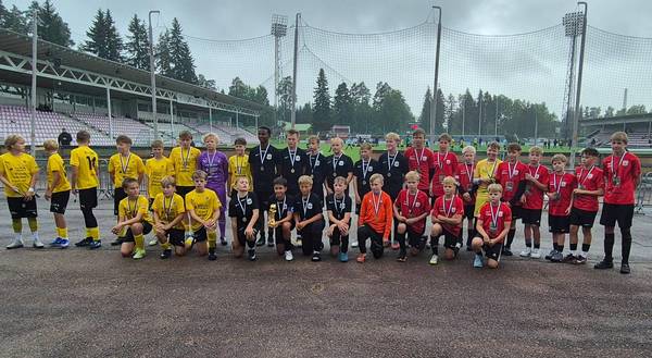 P13 joukkue vedossa: pronssia kilpasarjasta