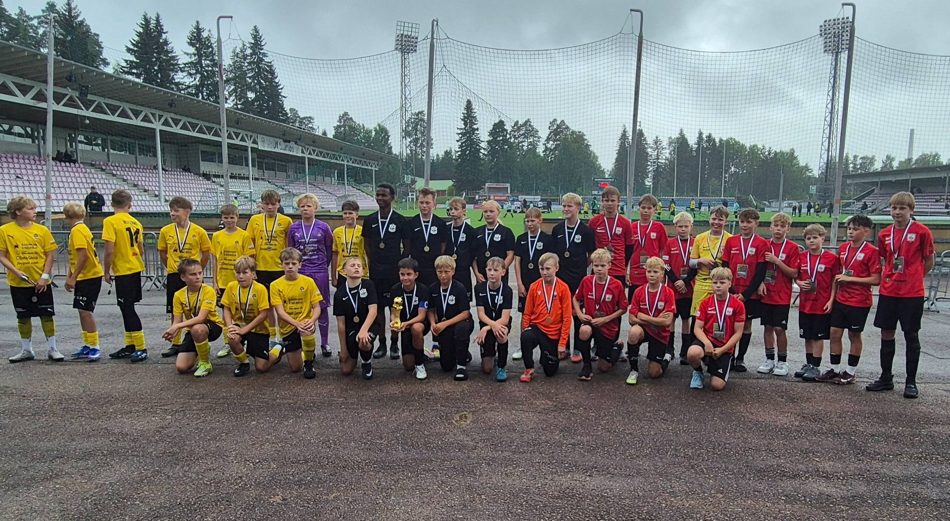 P13 joukkue vedossa: pronssia kilpasarjasta
