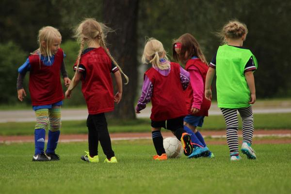 Jalkapallotaival alkaa täältä: Tervetuloa mukaan LoVen perhefutikseen ja futiskerhoon!
