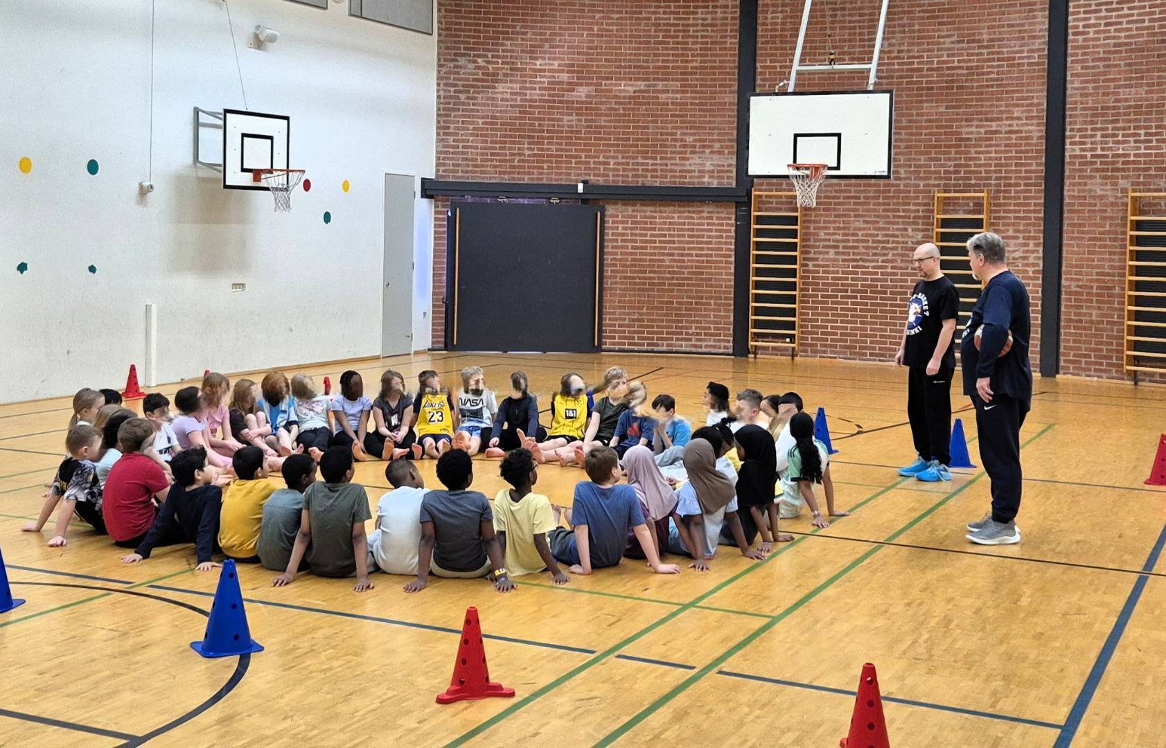 Masu tuo koripalloa tutuksi alkuvuoden koulukiertueella