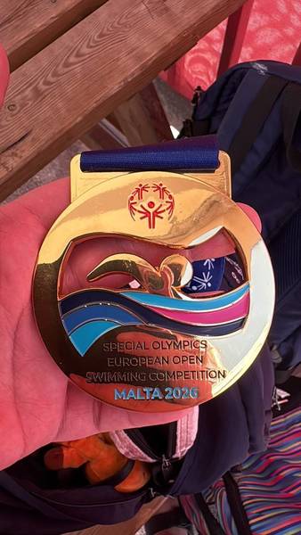 Jenny Kukkoselle hieno voitto Maltalla Special Olympics European Open Swimming Competios kisoissa