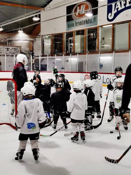 Perhelätkä sekä Luistelu- ja kiekkokoulu jatkuvat jälleen tammikuussa!