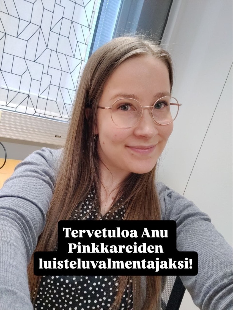 Anu Tolvanen mukaan Pinkkareiden luistelukoulun valmennukseen