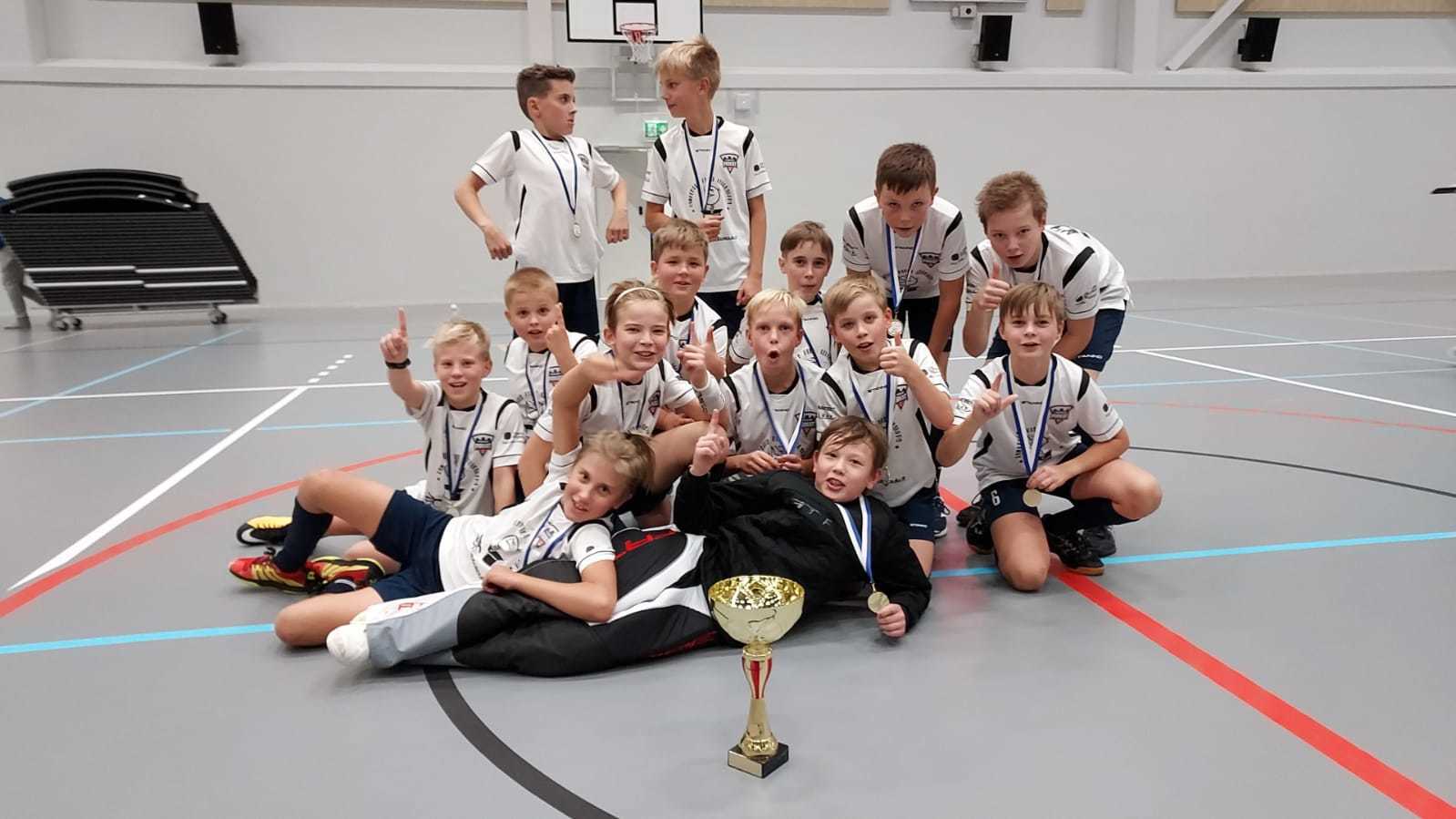 Pirkkalan P12 pojat Janakkala Floorball cupin kilpasarjan voittoon