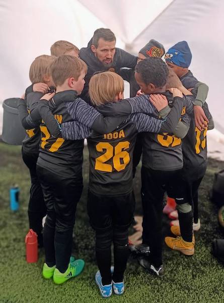 Voiko jalkapallon aloittaa 9–10-vuotiaana?