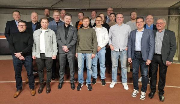 Ansioituneita seuratoimijoita muistettiin seuran 60 v juhlaottelussa.