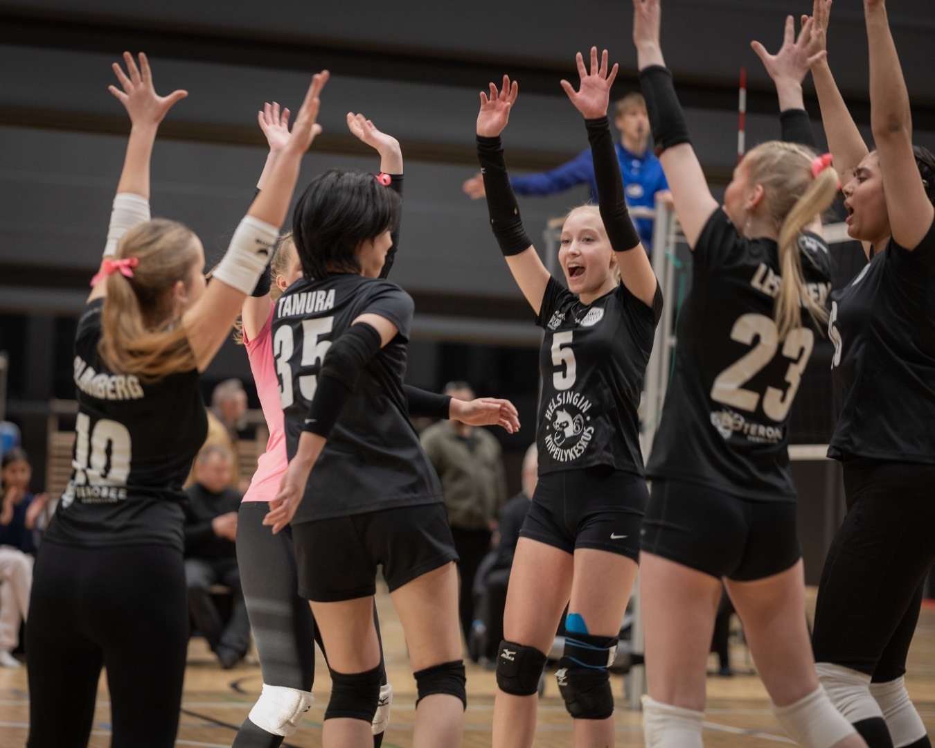 B4-tytöt Rajamäellä – SM-sarjan 3. kierros