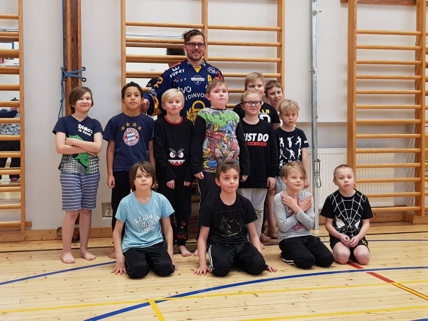 Toni Koivisto ja Special Hockey vieraili Karin koulun erityislasten liikuntakerhossa