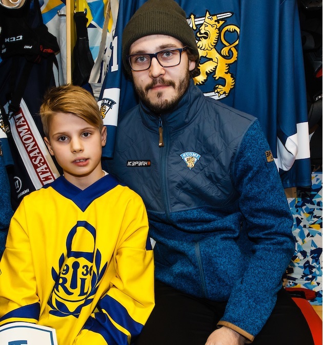 Jesse Virtanen Ruotsi-otteluun Lukko-juniorin saattelemana