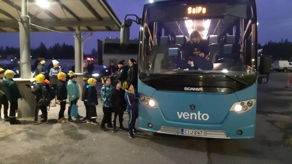 Aamuhämärä, Kisapuisto ja Vennon sininen bussi
