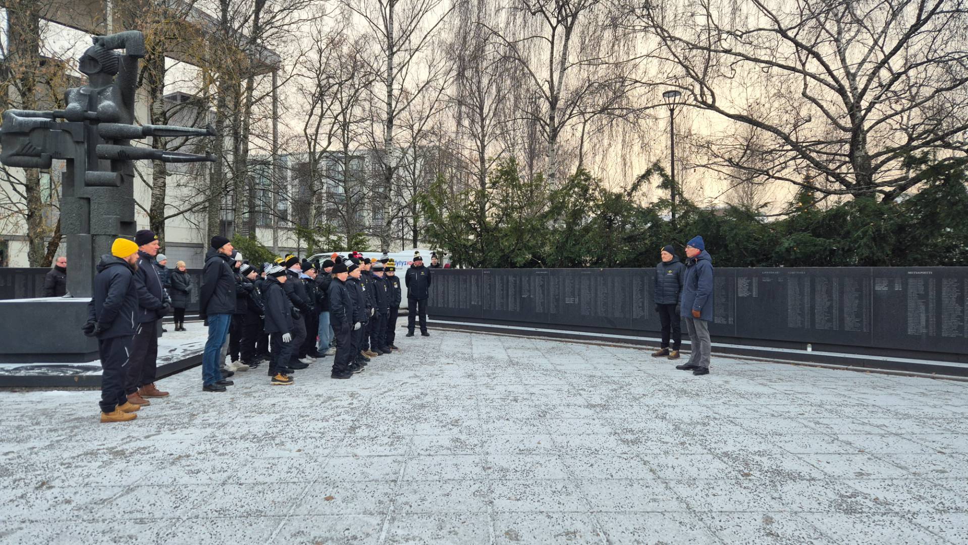 Perinteinen jouluaaton kynttilöiden sytytys sankarihautausmaalle