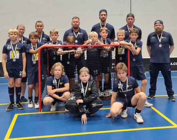 P2015 (U12) joukkue hopealle Mestareiden cupissa