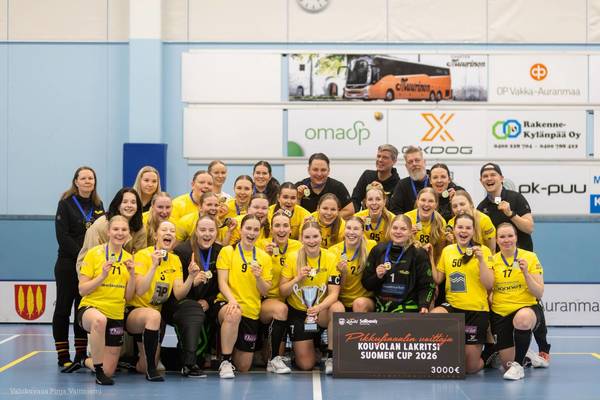 Ensimmäinen pokaali kaudelle nostettu.