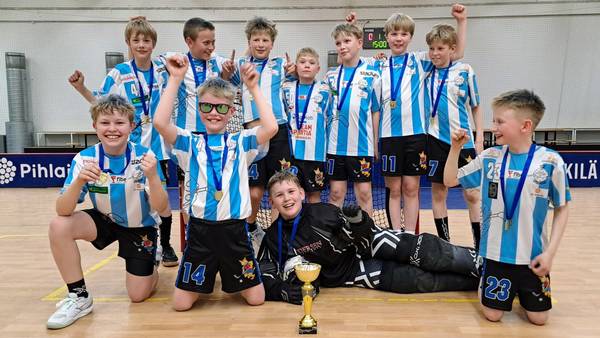 Urbansin P12-joukkue juhli turnausvoittoa - kausi huipentui kultamitaleihin