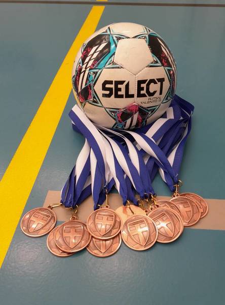 Sips P12 Futsalkausi 2024-25 päättyi - nyt kohti kesän jalkapallo pelejä!