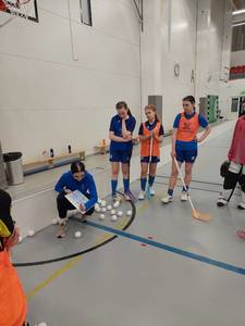 Valmentaja Inka Kilpijärvi piirtää pelaajille harjoitteiden kulkua.