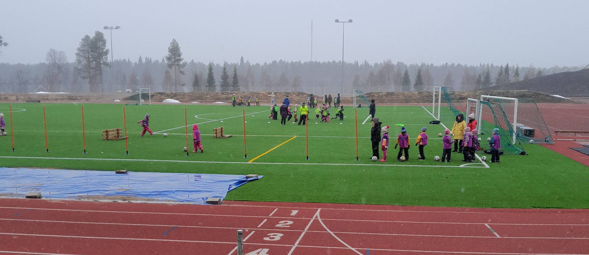  E​skarit futaa -tapahtuma keräsi iloiset eskarit kentälle futailemaan. 