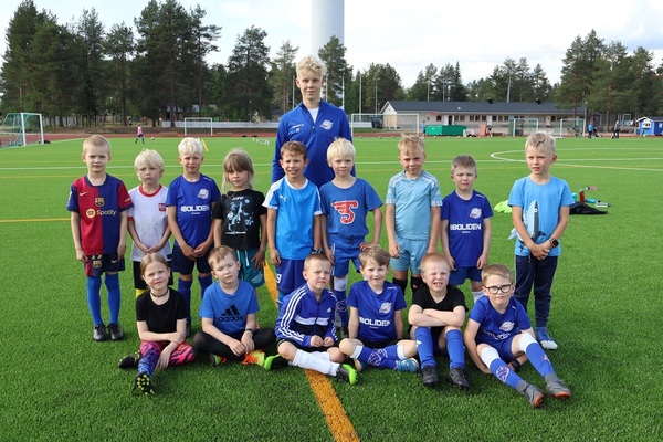 PT7-joukkueen kausi päätökseen – nuori pelaajavalmentaja innosti ja tuki junioreita
