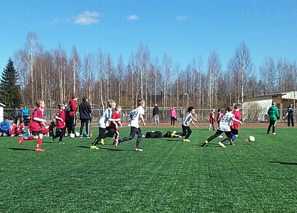 F08-joukkueen tytöt ja pojat kauden avajaisturnauksessa Rovaniemellä