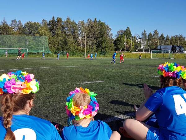 E08-joukkueen tytöt ja pojat loistivat kilpaa auringon kanssa Tornio-Haparanda Cupissa