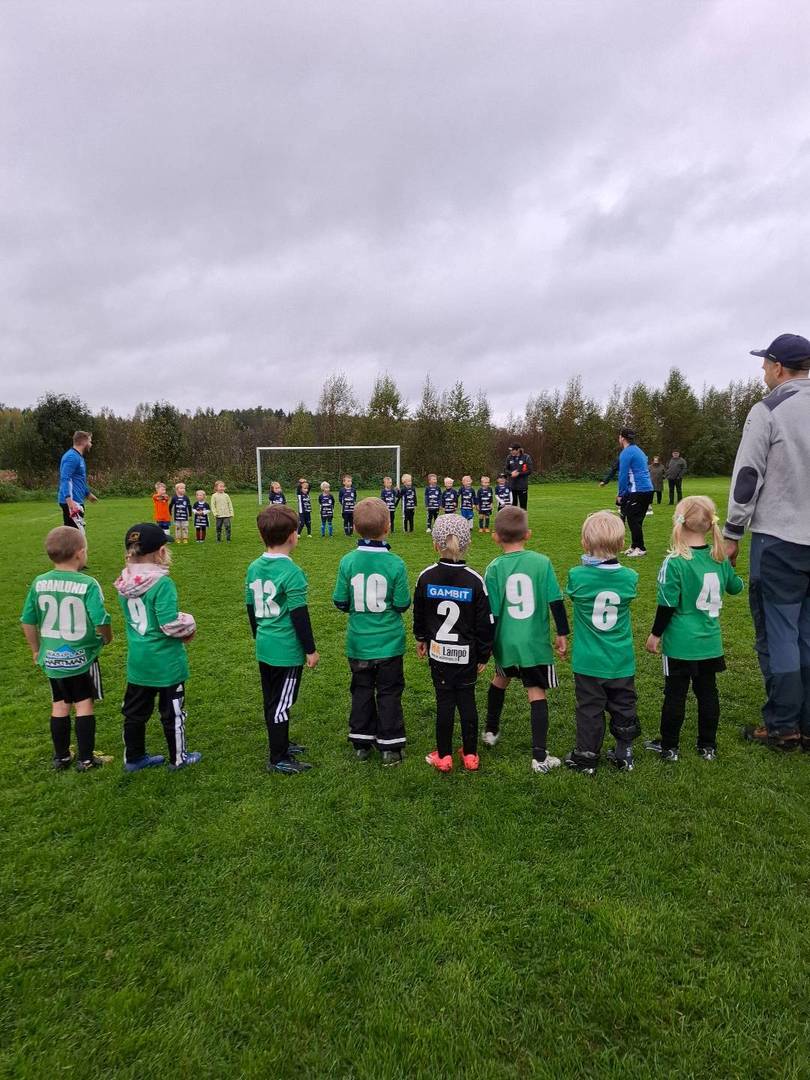 Kom och spela fotboll med oss!