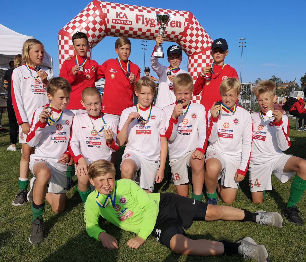 TPV P13 palkinnoille Flygfyren Sommarcup 2019 -turnauksessa Ruotsissa