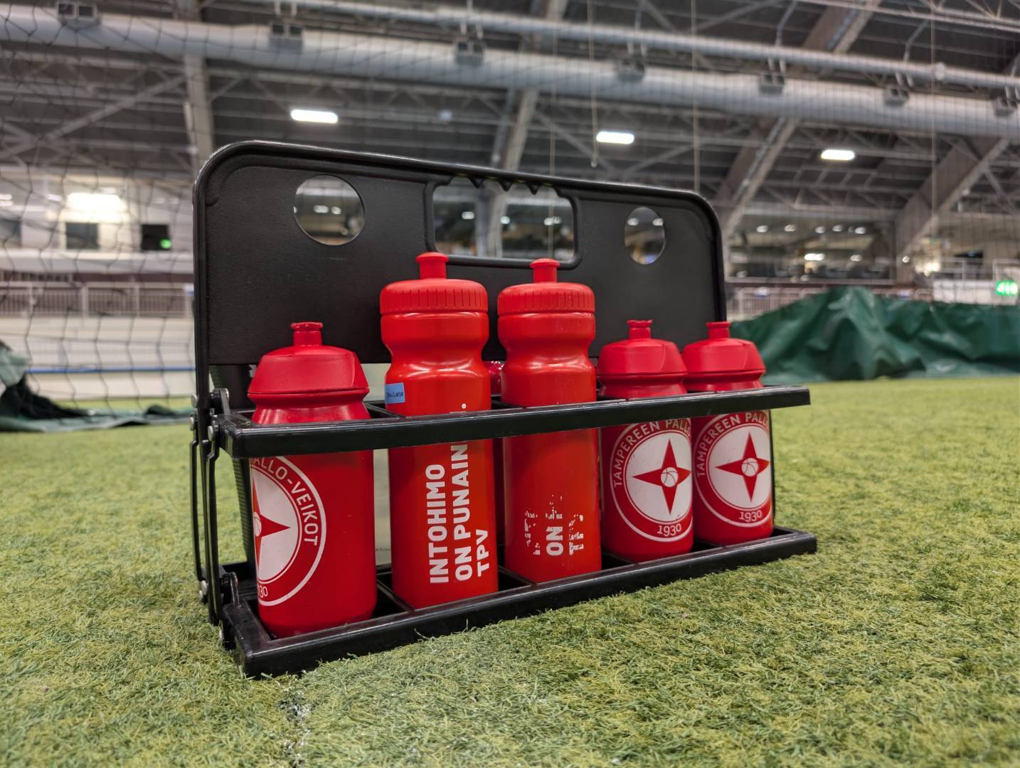 Huoltaja pitää joukkueen arjen liikkeessä