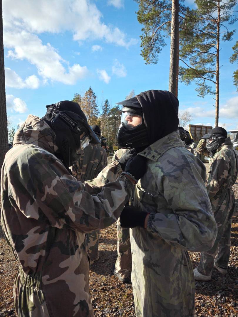 Kausi paketoitiin värikuulapelillä!