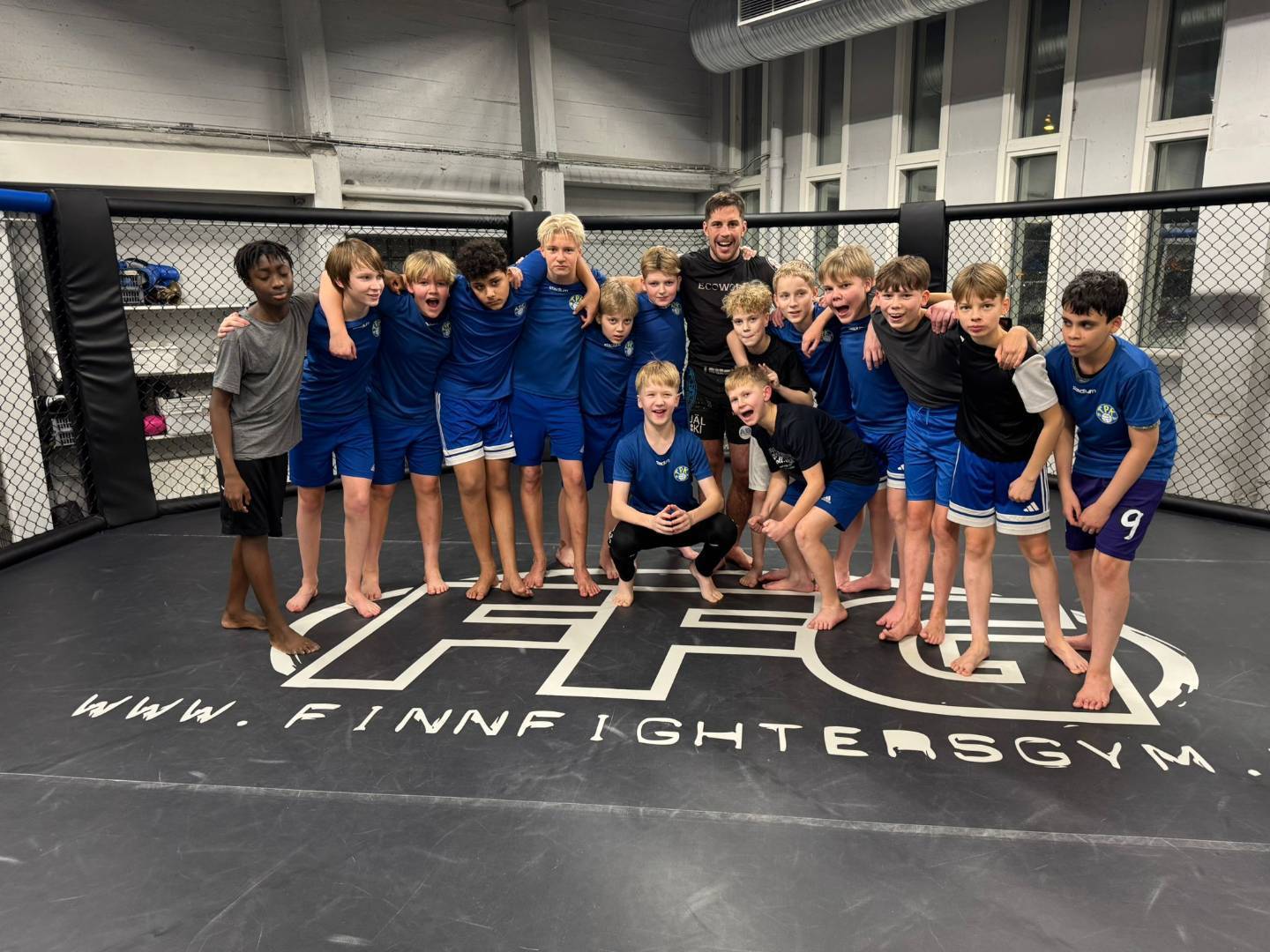 Joukkue oheisharjoittelemassa Finnfighters' Gymillä