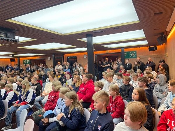 Juniorit päätösristeilyllä